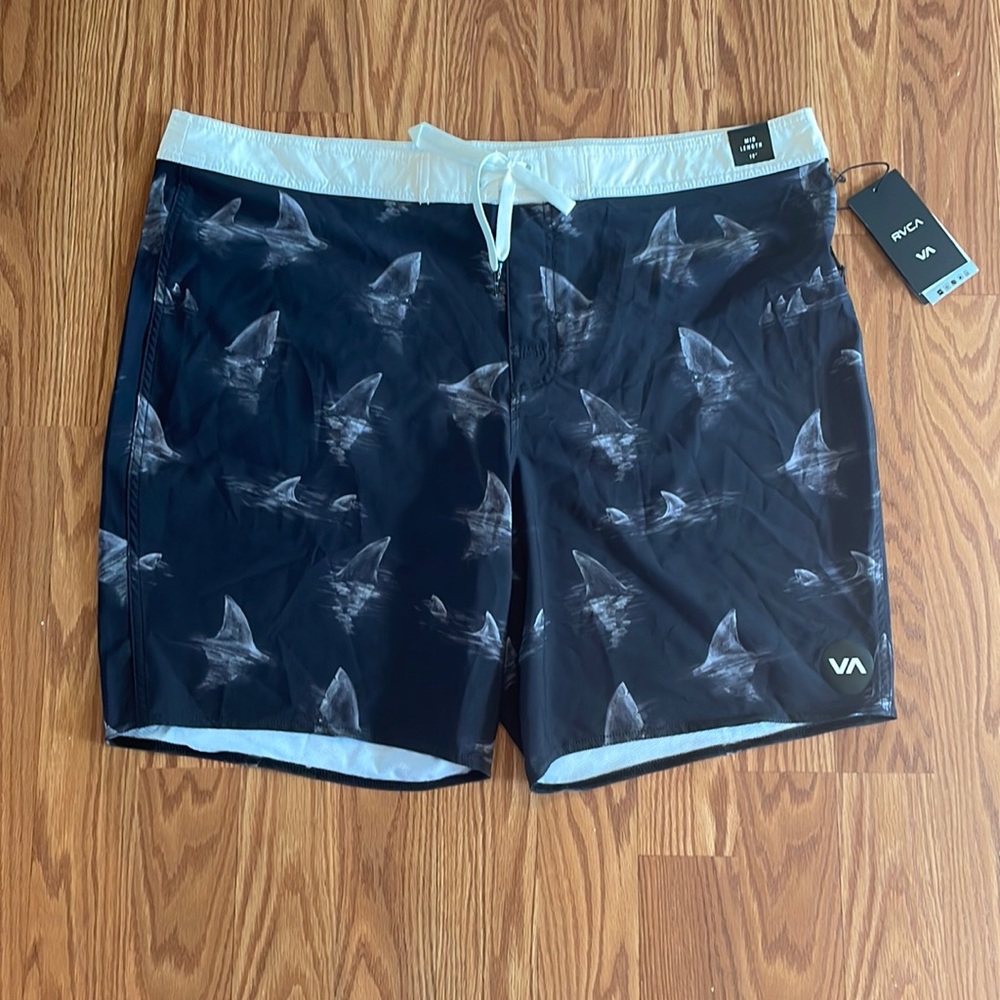 🆕 RVCA Board Shorts Mid Length 19” Black & Off White with Shark Pattern Size 42